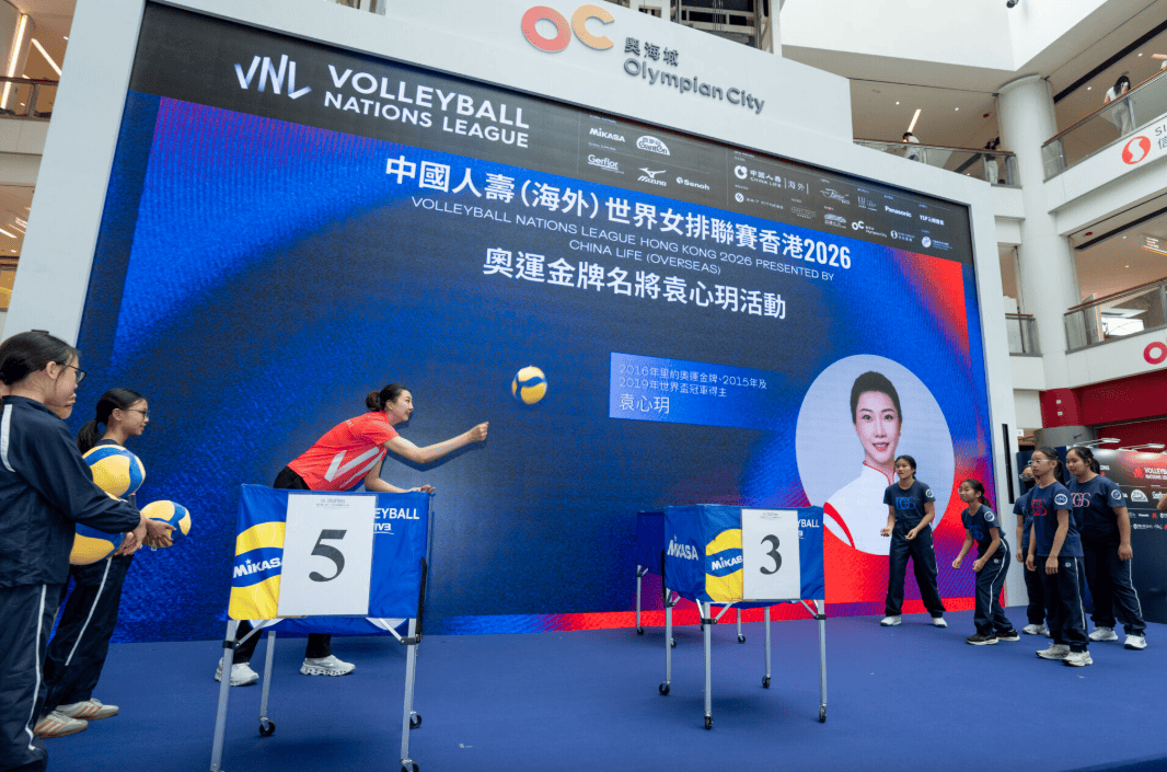 中国女排前国家队队长 2米03副攻现身香港 为世联赛主场加油助威