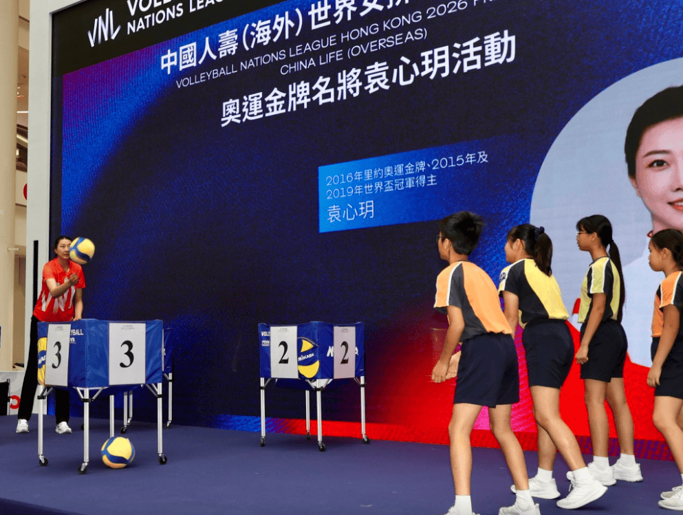 中国女排前国家队队长 2米03副攻现身香港 为世联赛主场加油助威